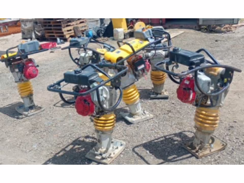 Canguro compactador en alquiler para zanjas y suelos